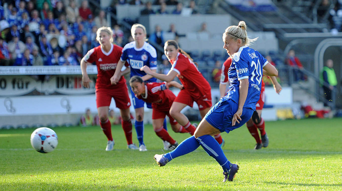 Julia Simic fires Potsdam in front from the penalty spot © 