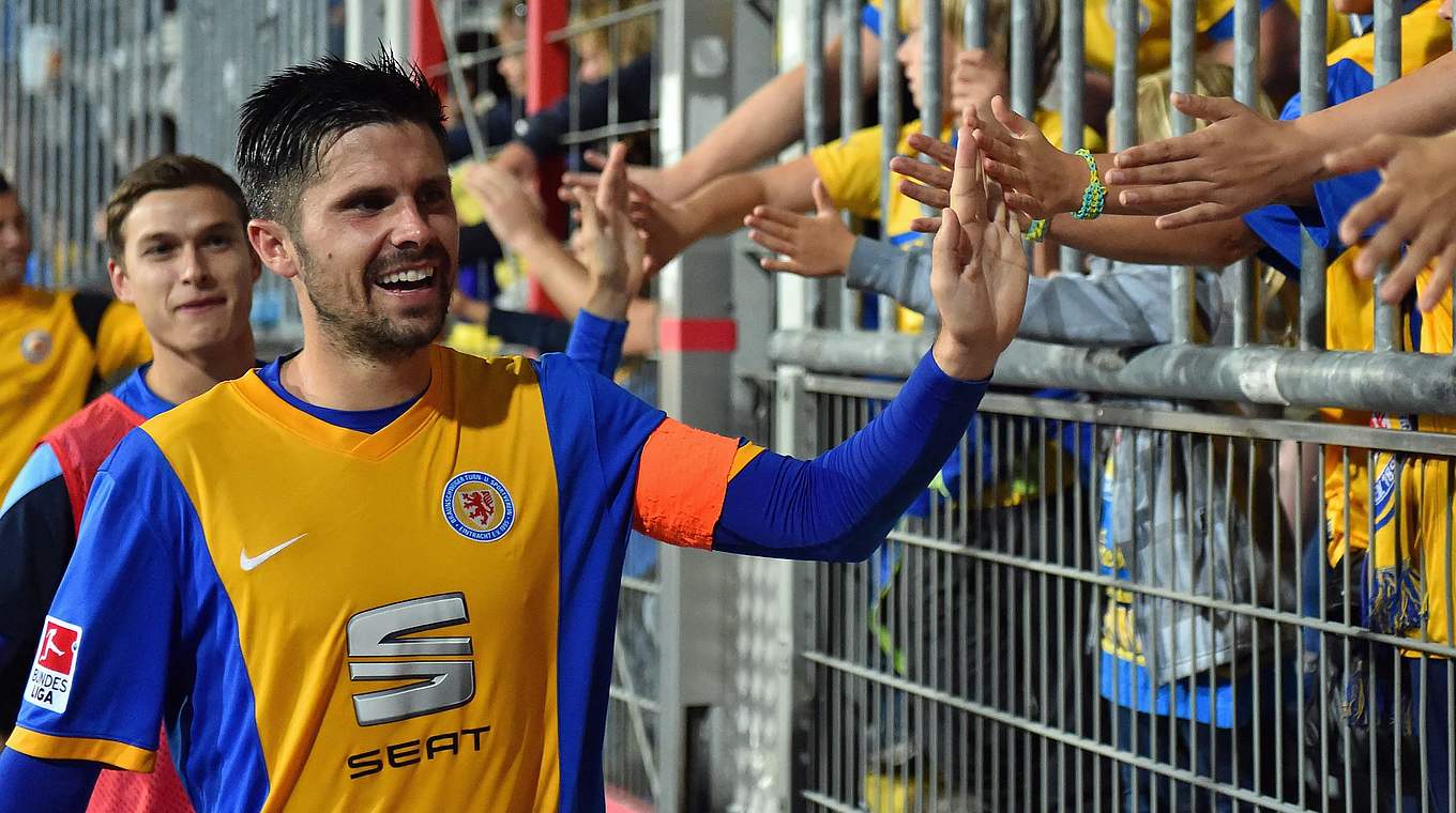 Wollen weiter jubeln: Spieler und Fans von Eintracht Braunschweig © 2014 Getty Images