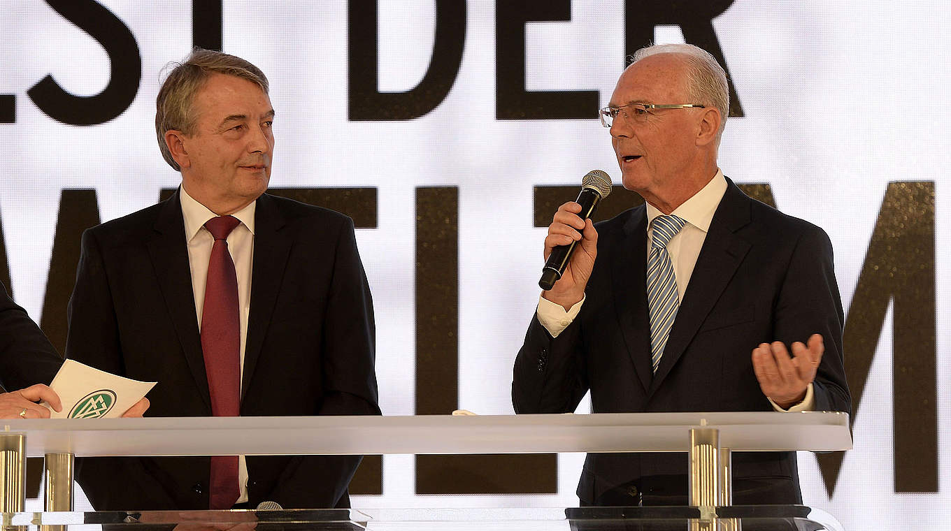 Beglückwünscht DFB-Präsident Wolfgang Niersbach (l.): Franz Beckenbauer © 2014 Getty Images