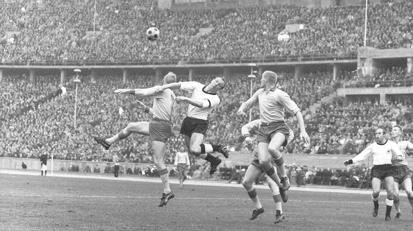 Uwe Seeler (3.v.l.) und das DFB-Team: Vor 75.000 Fans in Berlin gegen Schweden © imago sportfotodienst