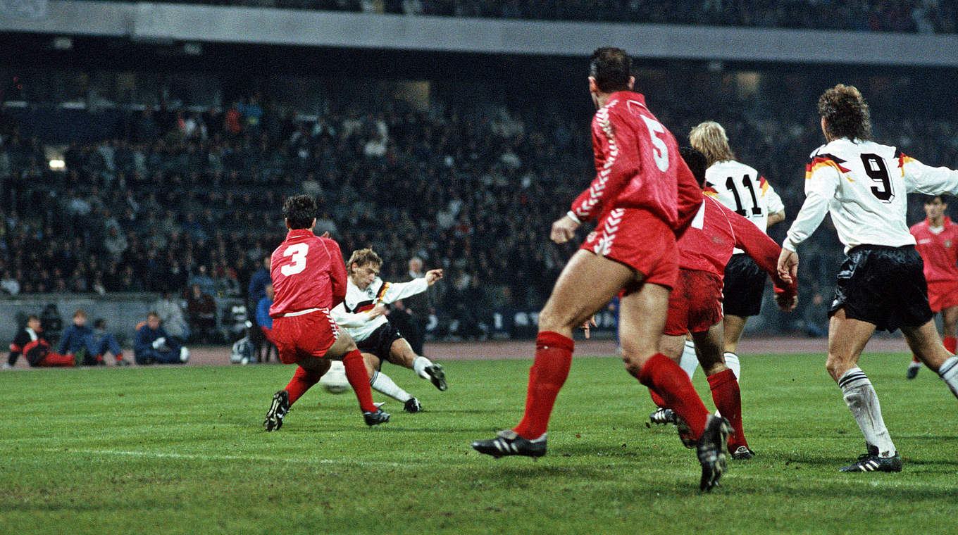 Das Tor nach Italien: Häßler (2.v.l.) trifft 1989 volley mit links gegen Wales zum 2:1 © 1989 Getty Images