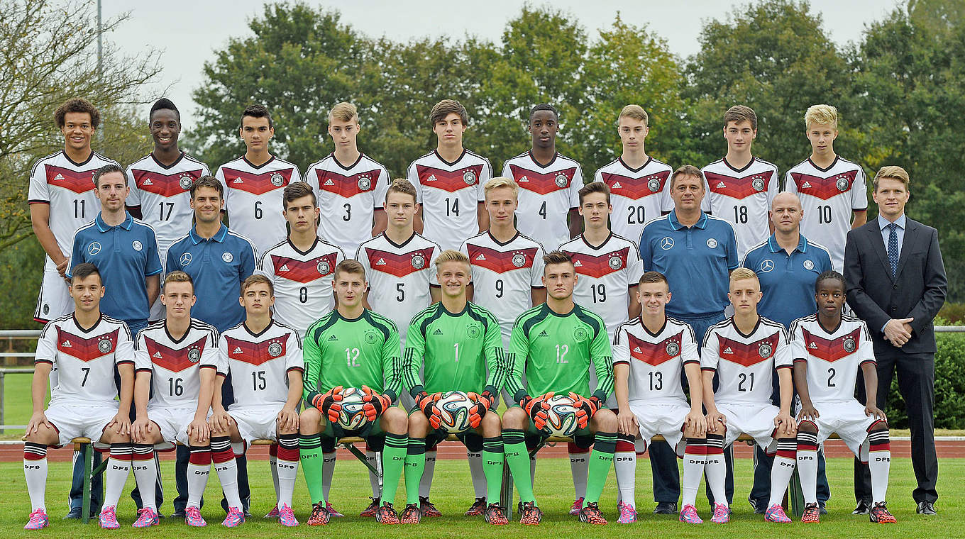 Gruppenbild mit Trainerteam: die deutschen U 16-Junioren © 2014 Getty Images