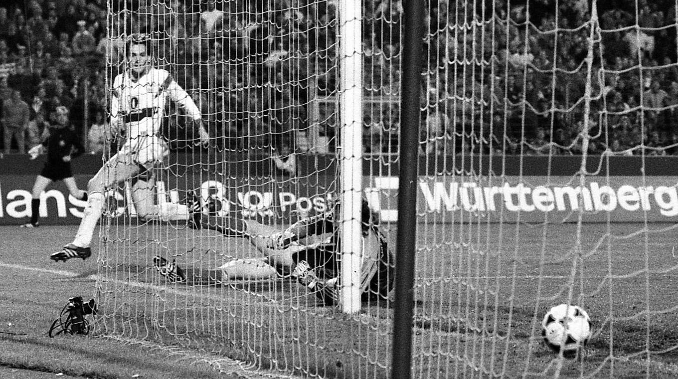 Tor gegen die Bayern: VfB-Profi Jürgen Hartmann (l.) überwindet Raimond Aumann © imago/Sportfoto Rudel