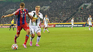 Partie auf Augenhöhe: Weltmeister Müller (l.) gegen Gladbachs Wendt © 2014 Getty Images
