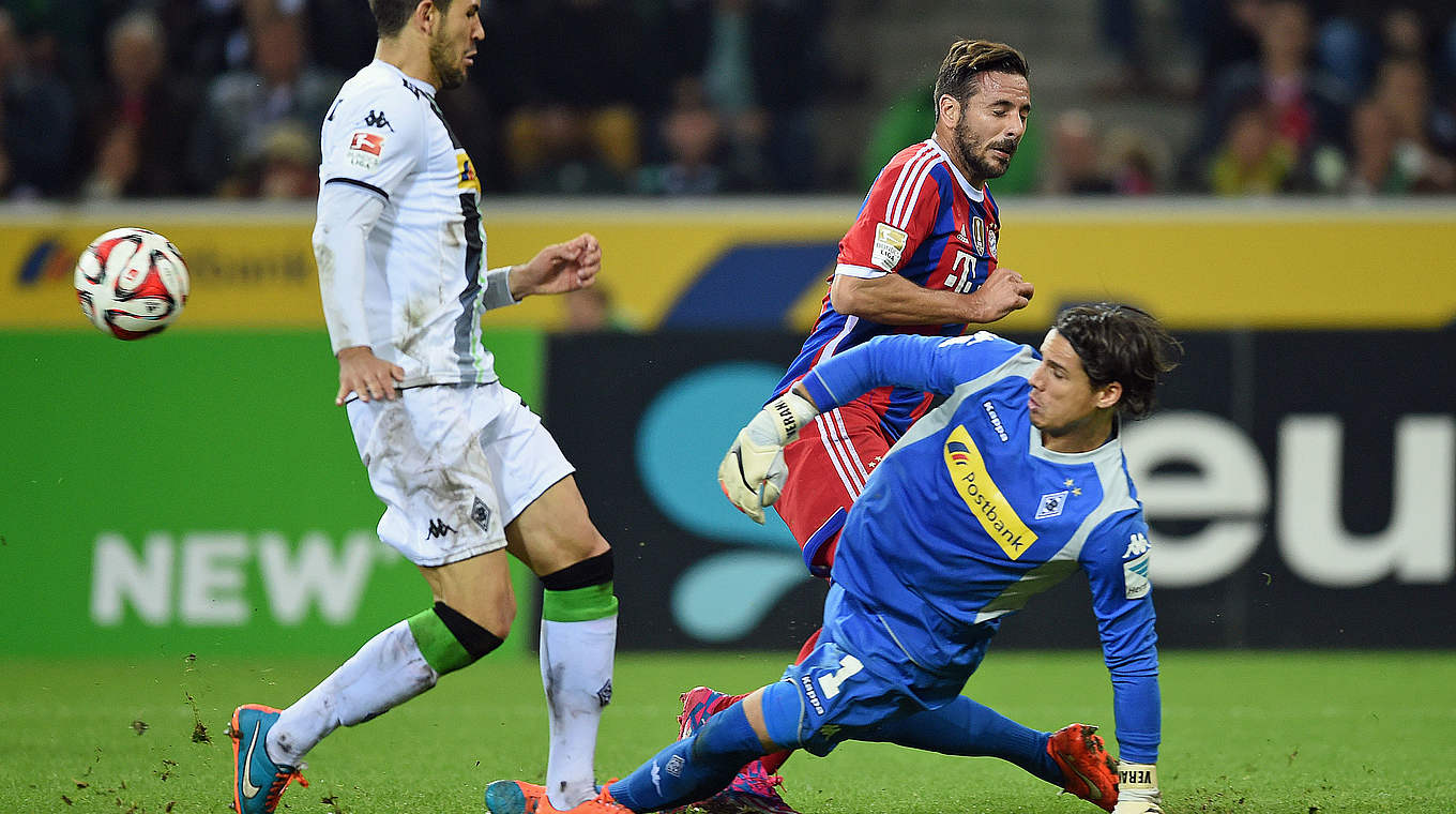 Rettet das 0:0 in der Nachspielzeit: Borussen-Keeper Sommer (r.) gegen Pizarro (2.v.r.) © 2014 Getty Images