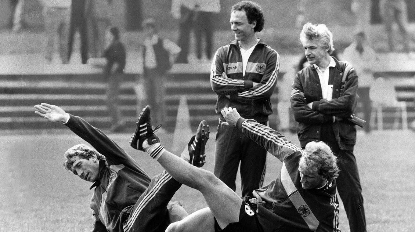 Beim Training 1986 mit Franz Beckenbauen: "Adi" Katzenmeier (hinten rechts) © imago/Claus Bergmann