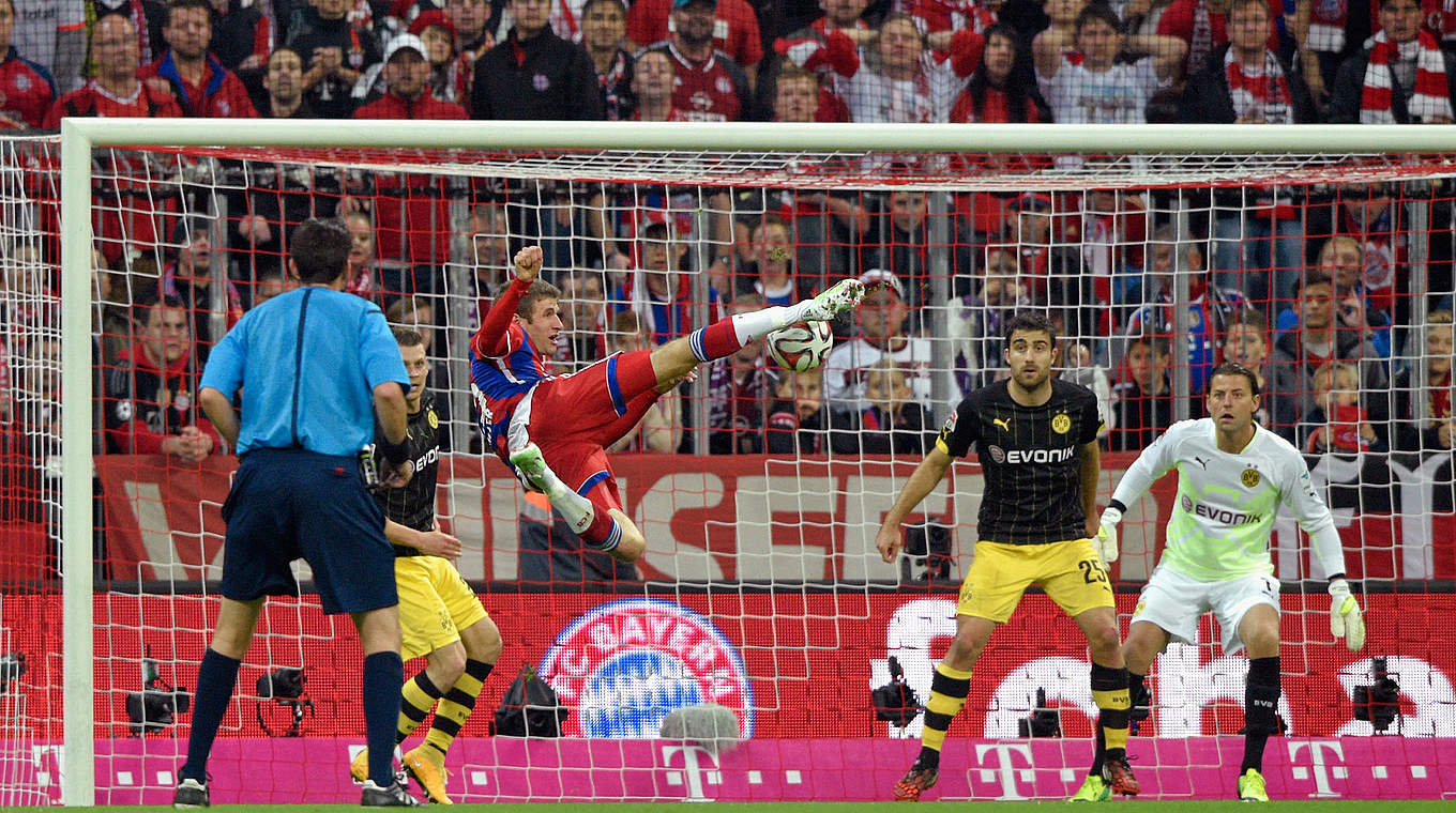 Akrobatisch: Bayerns Thomas Müller (Mitte) © 2014 Getty Images