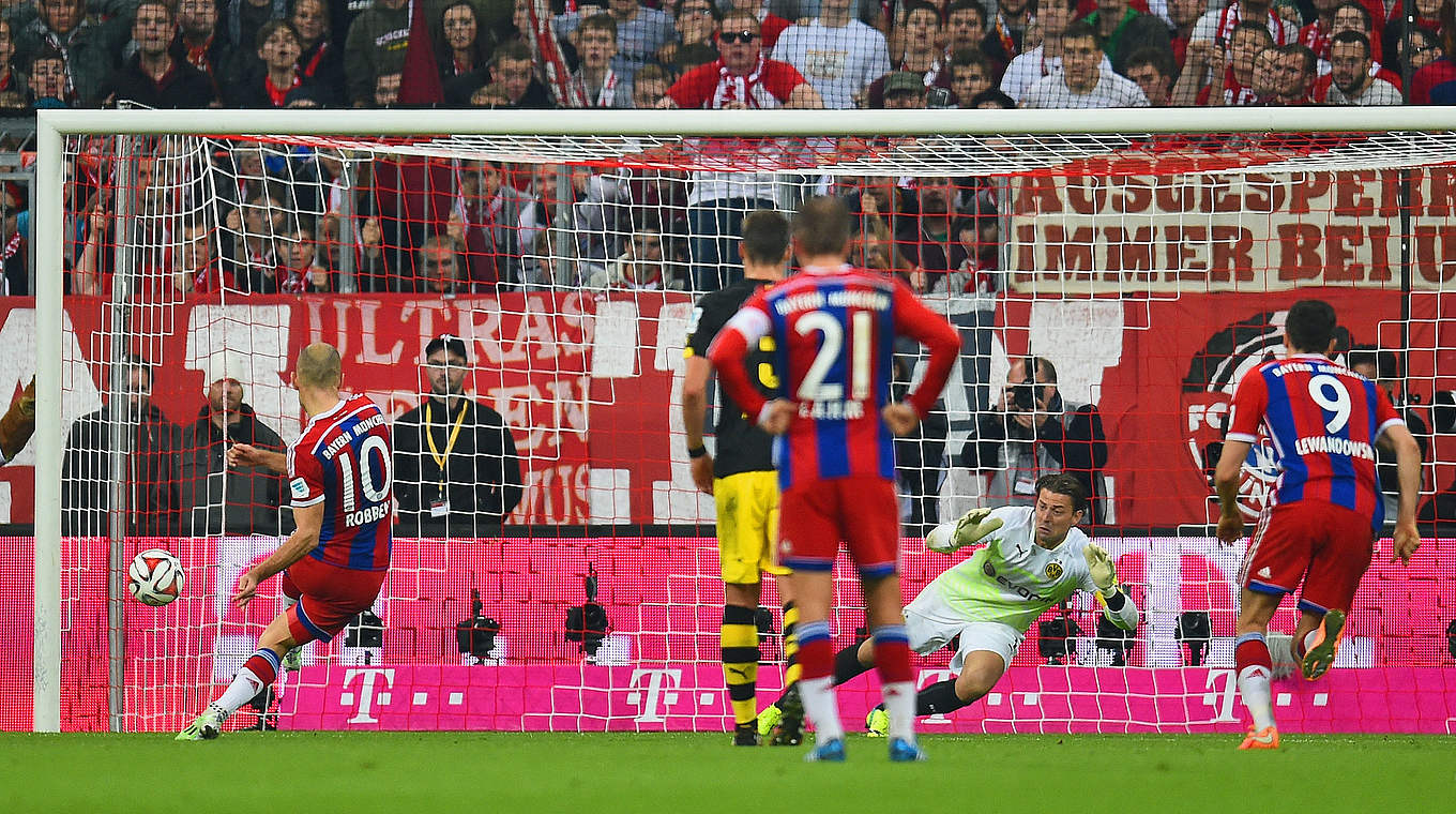 Die Entscheidung im Spiel: Arjen Robben (l.) verwandelt den Elfmeter zum 2:1 für Bayern © 2014 Getty Images