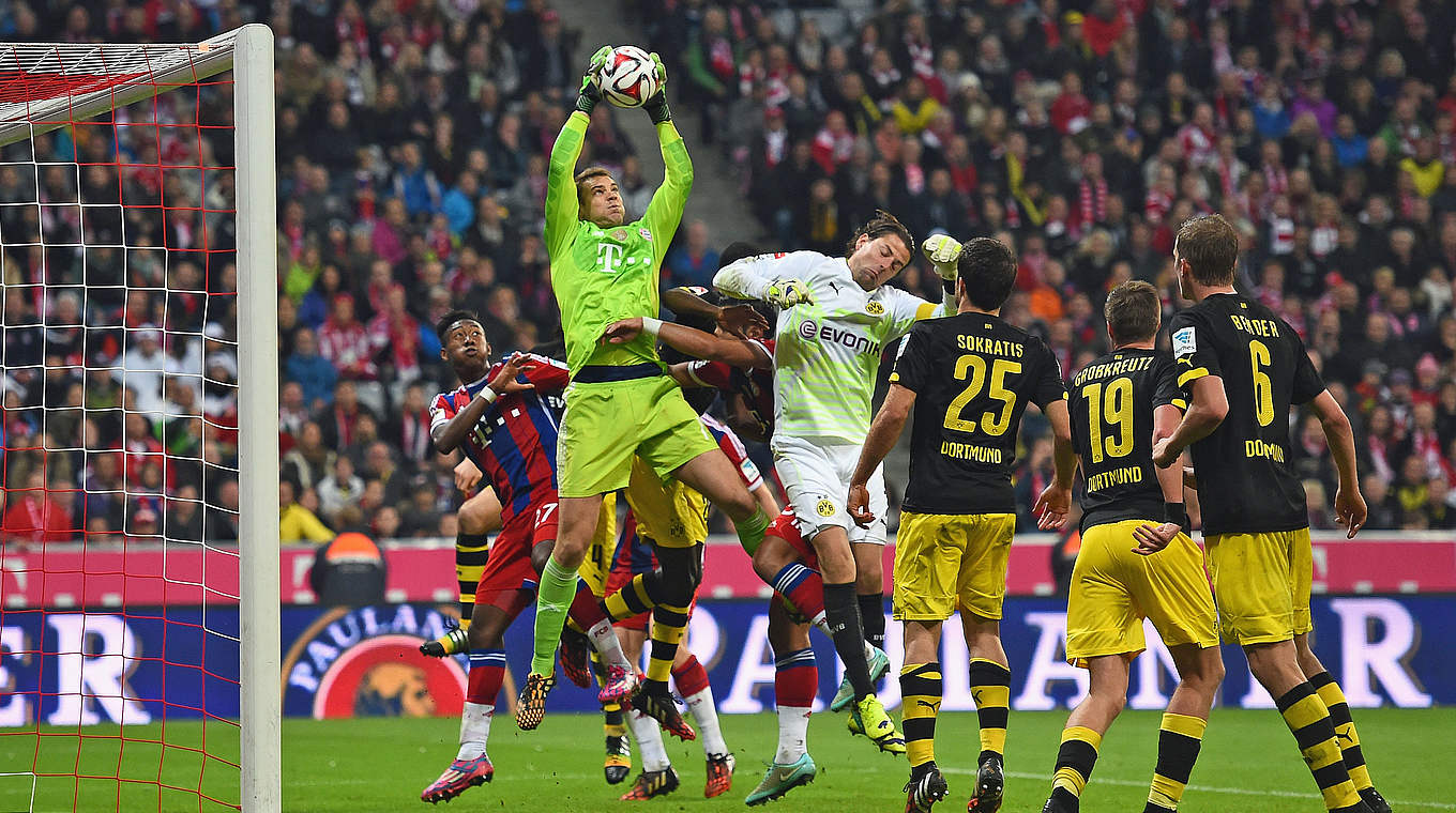 Hält den Sieg fest: Bayerns Torwart Manuel Neuer (2.v.l.)  © 2014 Getty Images