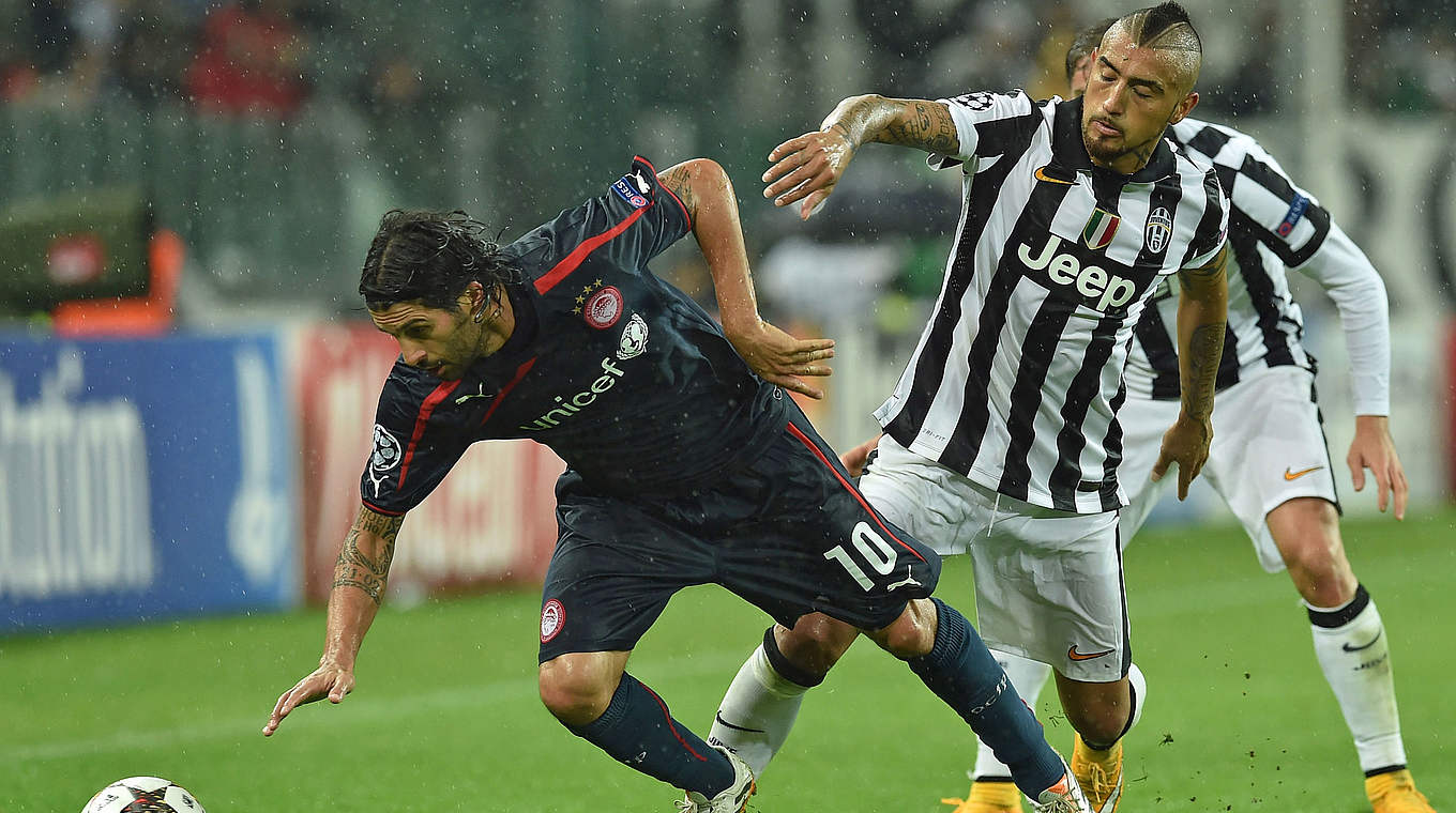 Hochspannung in Turin: Juves Vidal (r.) gegen Dominguez von Olympiakos Piräus © 2014 Getty Images