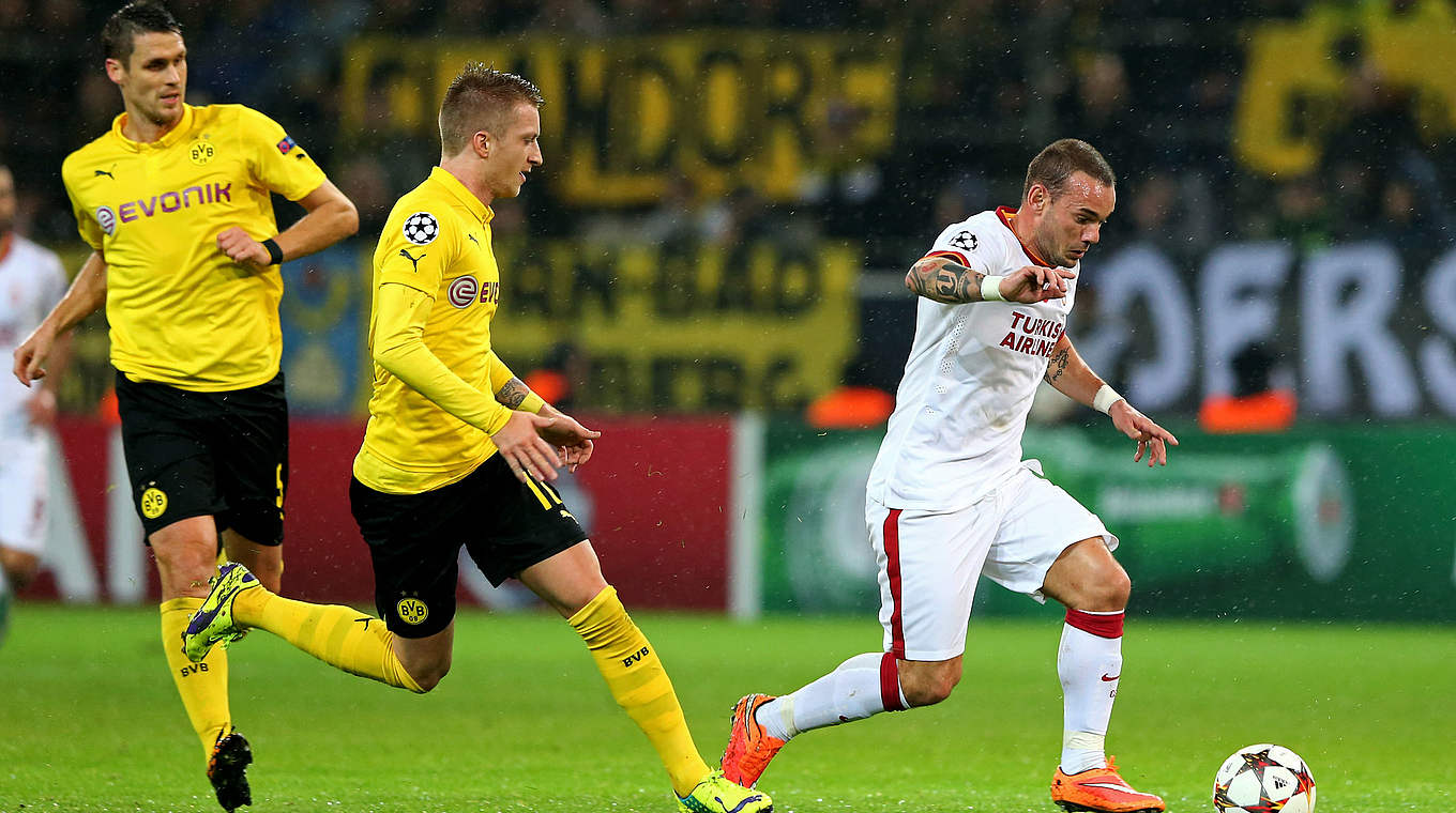 Sebastian Kehl and Marco Reus is a battle with Wesley Sneijder  © 2014 Getty Images