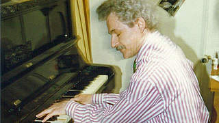 Adolf Katzenmeier loves to play the piano © privat