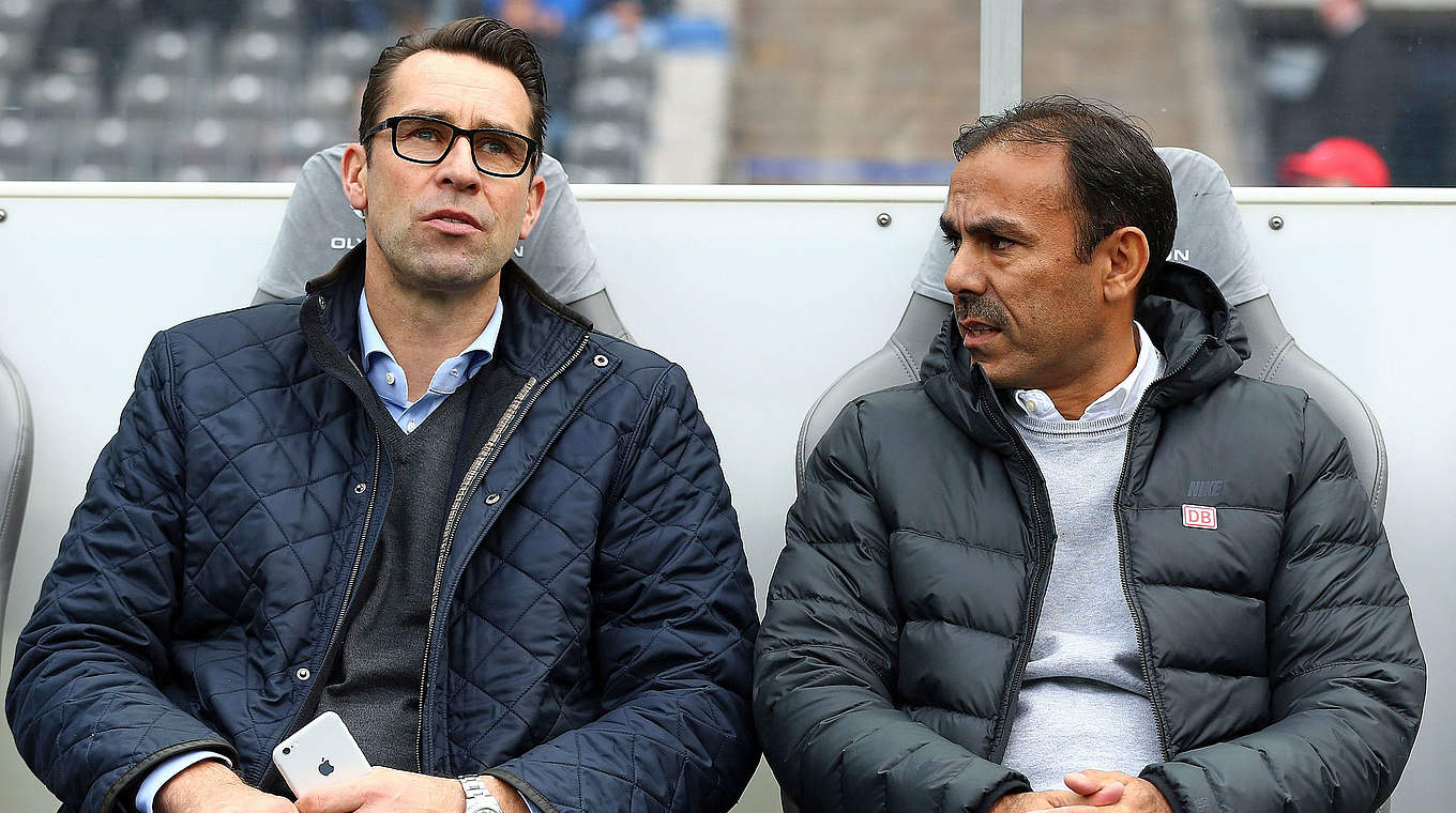 Gibt Trainer Jos Luhukay eine Job-Garantie: Hertha-Manager Michael Preetz (l.) © 2014 Getty Images