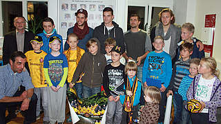 Besuchen junge Fans auf der Krebsstation: Dynamos Verantwortliche und Spieler © MSPW