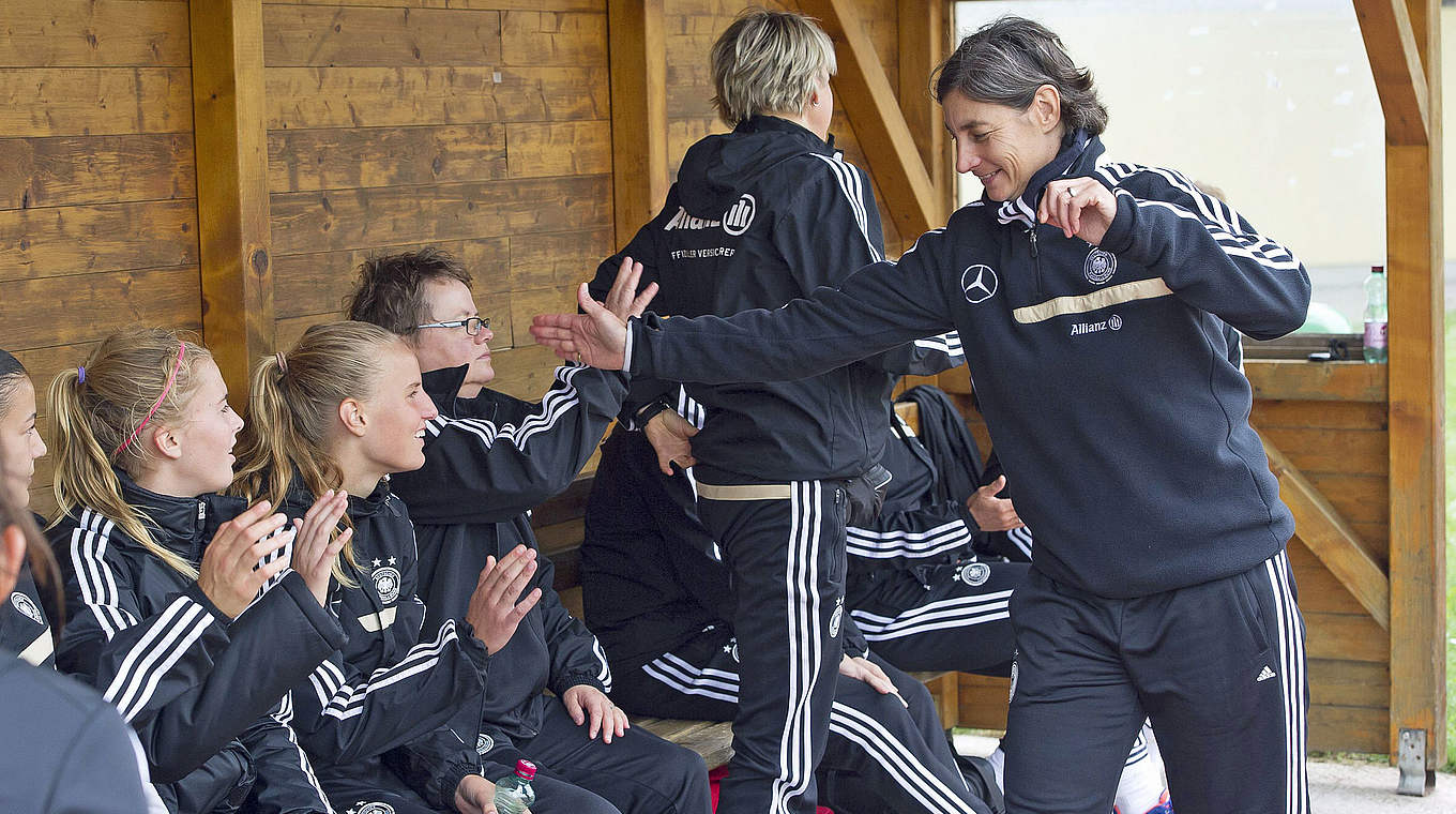 Formüberprüfung in Kaiserau: DFB-Trainerin Anouschka Bernhard (r.) © 2014 Getty Images
