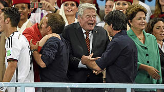 Gratulation an den Weltmeister-Trainer: Gauck (M.) und Löw bei der WM-Siegerehrung © imago/MIS