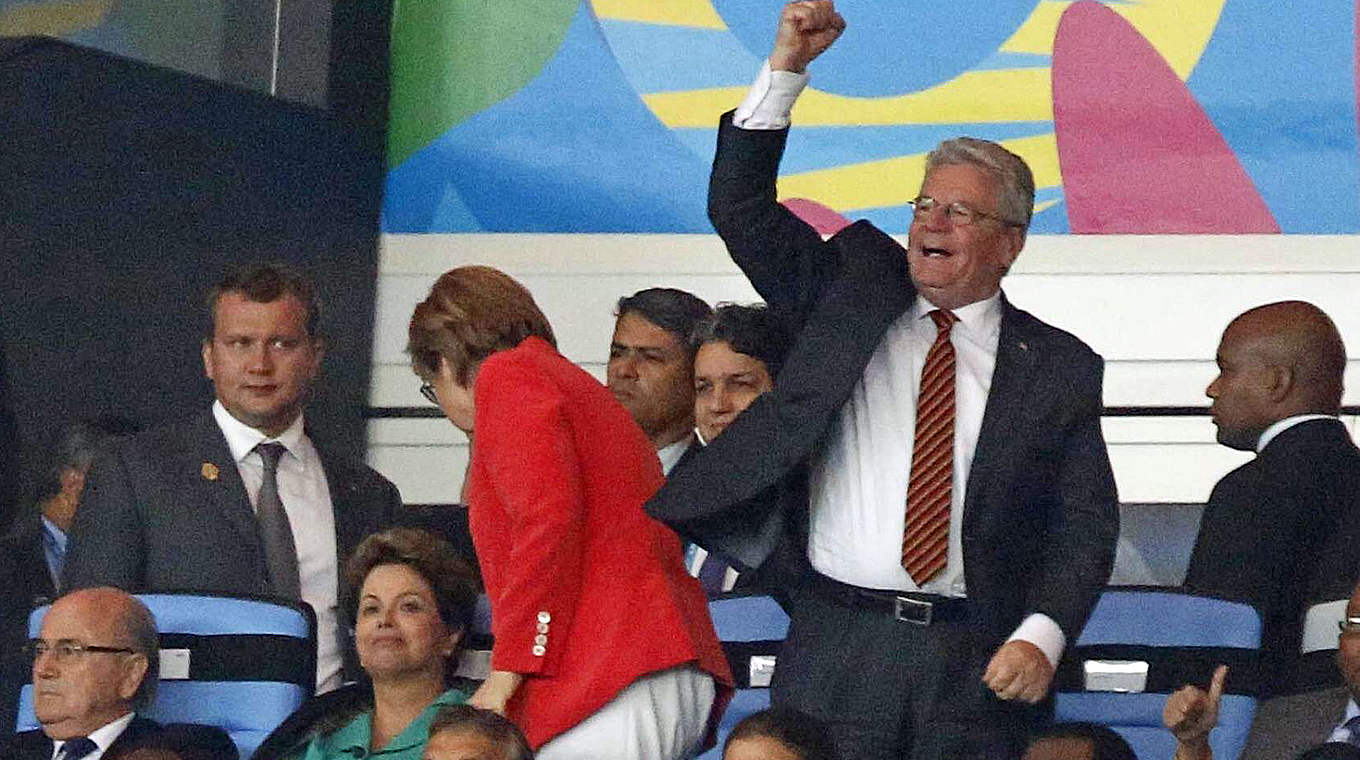Der erste Mann des Staates bejubelt die besten Fußballer der Welt: Gauck in Rio © imago/ActionPictures