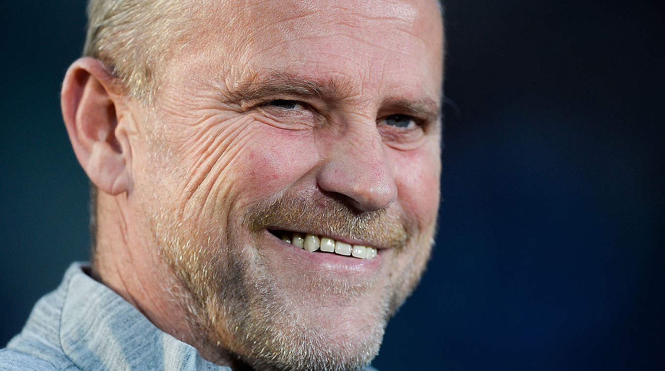 Gelassen vor dem Topspiel gegen Bayern: Eintracht-Trainer Thomas Schaaf © 2014 Getty Images