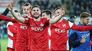 Wollen gegen Kassel die Tabellenführung ausbauen: Die Kickers Offenbach © 2014 Getty Images