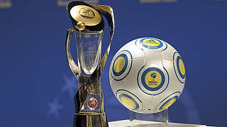 Objekt der Begierde: der EM-Pokal der U 21 © 2008 Getty Images