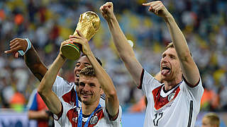 Da ist das Ding:  Mertesacker, Müller, Boateng (v.r.) und der WM-Pokal  © 2014 Getty Images