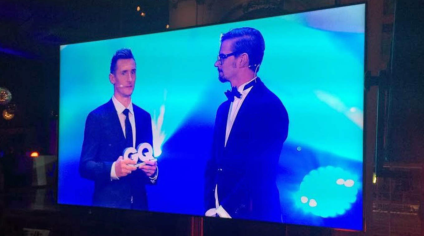 Mirsolav Klose picked up his award from Joko Winterscheid © 
