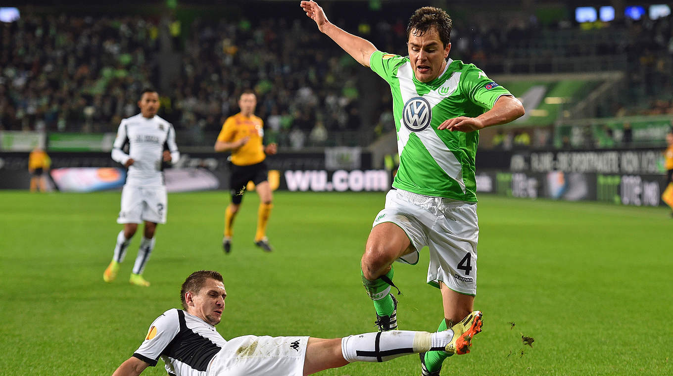 Intensiv geführte Partie: Wolfsburgs Marcel Schäfer (r.) und Artur Jedrzejczyk © 2014 Getty Images
