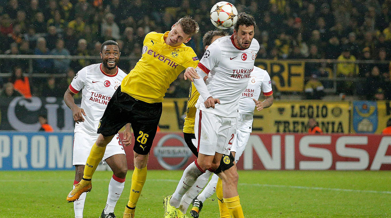 Ebenfalls überzeugend der Auftritt von Borussia Dortmund (4:1) gegen Istanbul. Hier: Lukas Piszczek (l.) im Kopfball-Duell © 2014 Getty Images