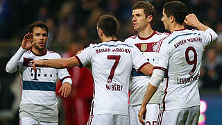 Nächster Sieg: Die Bayern feiern Matchwinner Thomas Müller © 2014 Getty Images