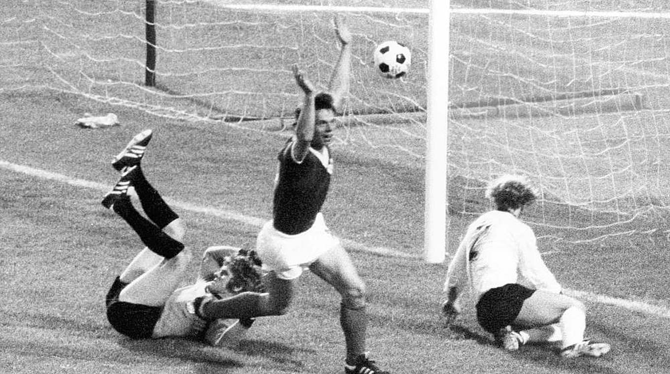 DDR-Sieg im WM-Gruppenspiel 1974 gegen die Bundesrepublik: Sparwasser jubelt © imago