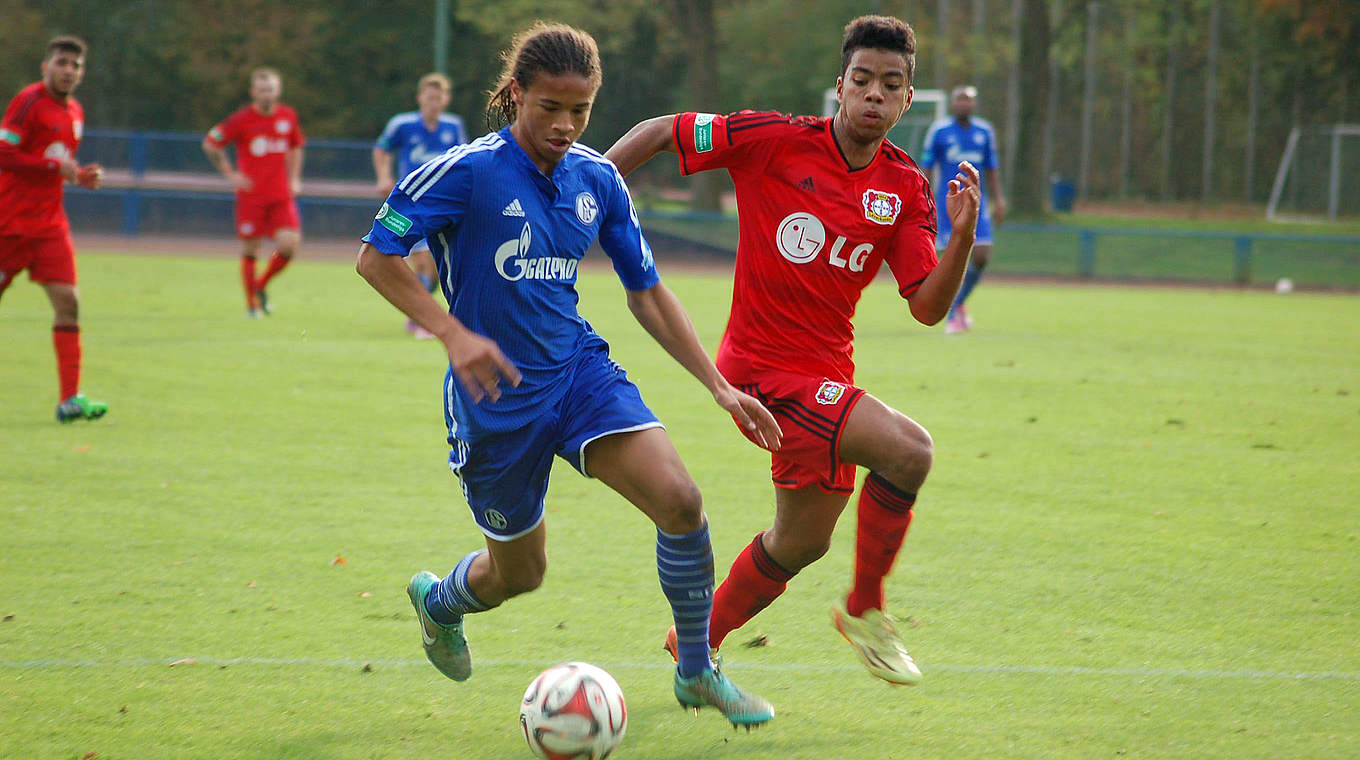 Duell im Spitzenspiel: Leroy Sane (l.) von Schalke gegen Bayers Benjamin Henrichs © mspw