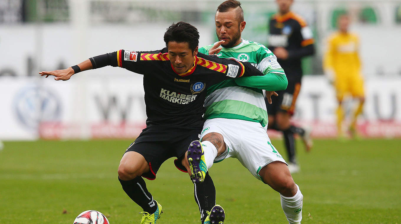 Duell im Stadion am Laubenweg: Fürths Schröck (r.) gegen Yamada vom KSC © 2014 Getty Images