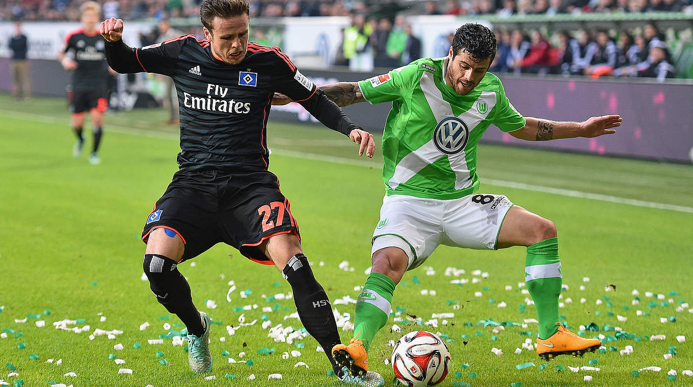 Wolfsburg's Vieirinha takes on HSV's Nicolai Müller © 2014 Getty Images