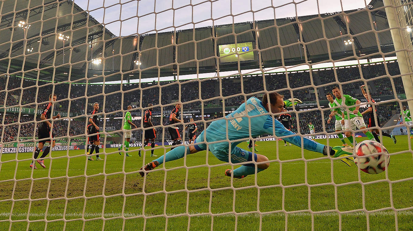 Keine Chance für HSV-Keeper Drobny: Olic (r.) hält den Fuß hin © 2014 Getty Images
