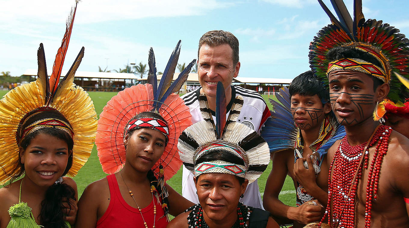 Beim Besuch der Pataxó-Indianer im Campo Bahia: Oliver Bierhoff (M.) © 2014 Getty Images