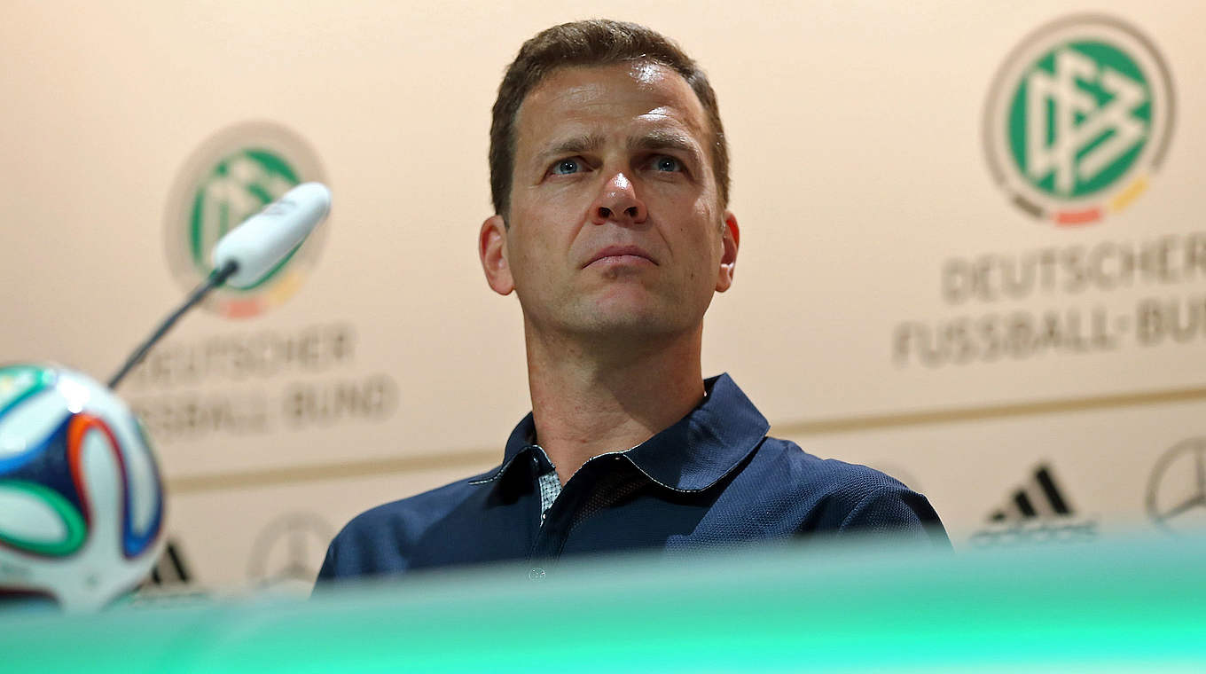 Eloquenter Teammanager: Bierhoff bei einer Pressekonferenz © 2014 Getty Images