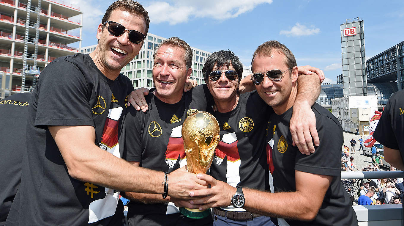 Das Ende der WM-Mission: Bierhoff (l.) mit Trainerteam und Pokal auf der Fanmeile © 2014 Getty Images