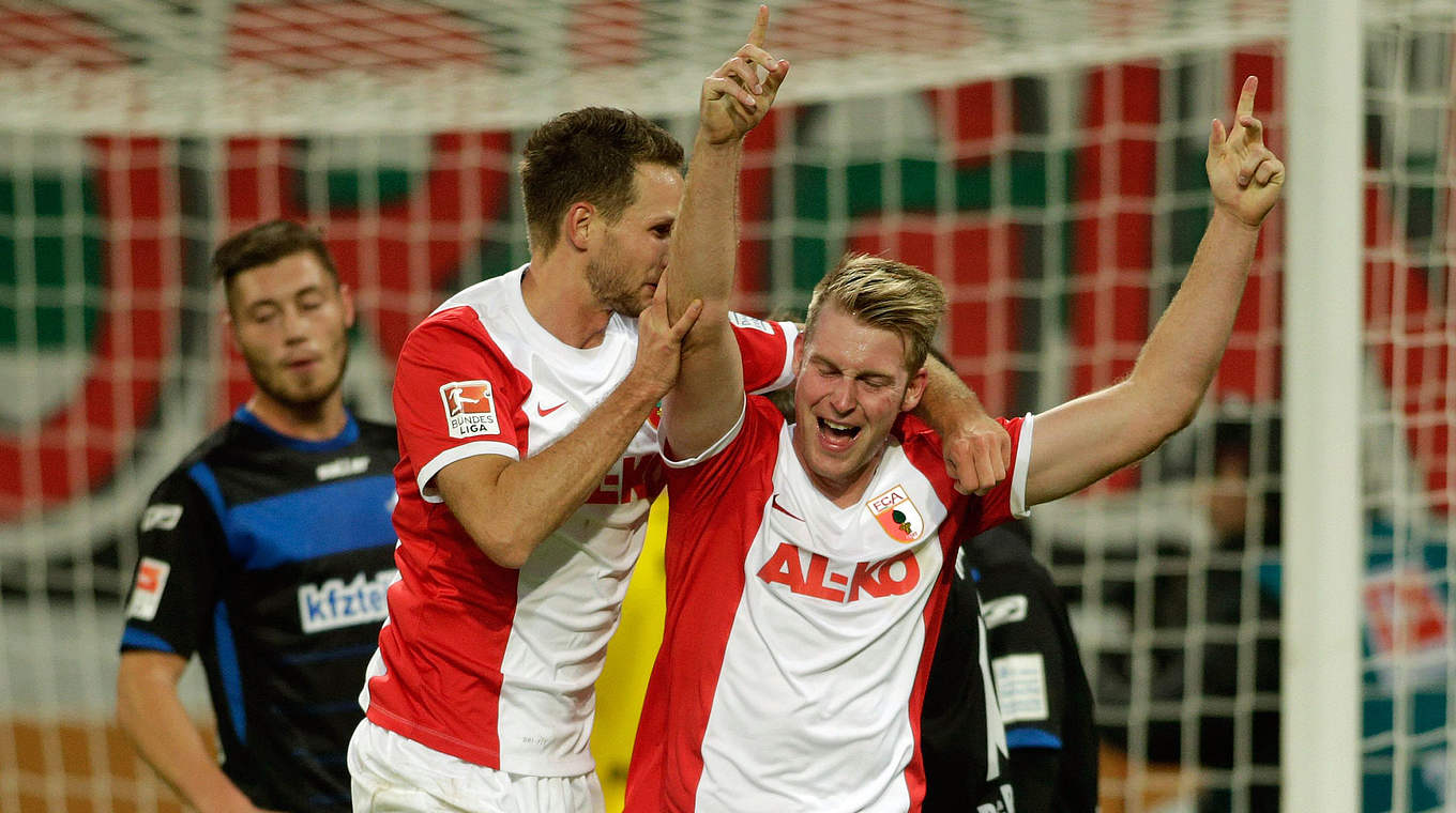 Er machte den Sack zu: Augsburgs Jan-Ingwer Callsen-Bracker (r.) erzielte das dritte Tor für den FCA. © 2014 Getty Images