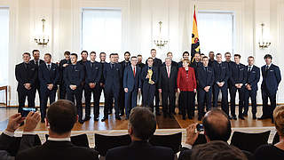 Gruppenbild mit WM-Pokal: die Weltmeister im Schloss Bellevue © GES/Markus Gilliar