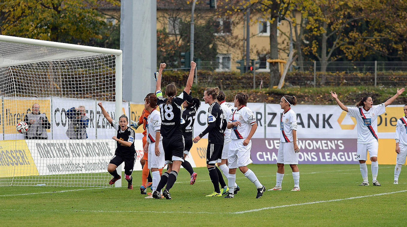 Das 3:0 gegen ASD Torres Calcio: Veronica Boquete (l.) dreht jubelnd ab © imago/Jan Huebner