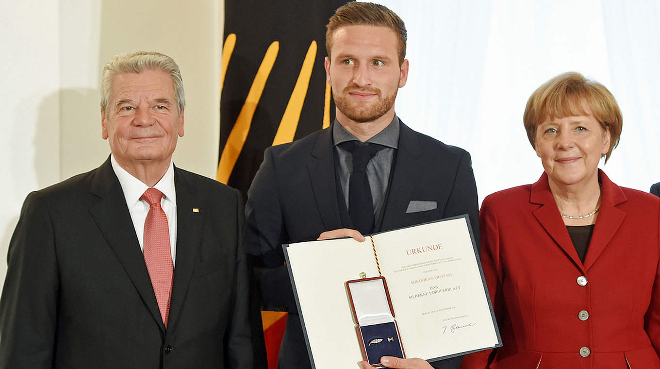 Ehrung für die Leistung bei der WM in Brasilien: Shkrodan Mustafi © GES/Markus Gilliar