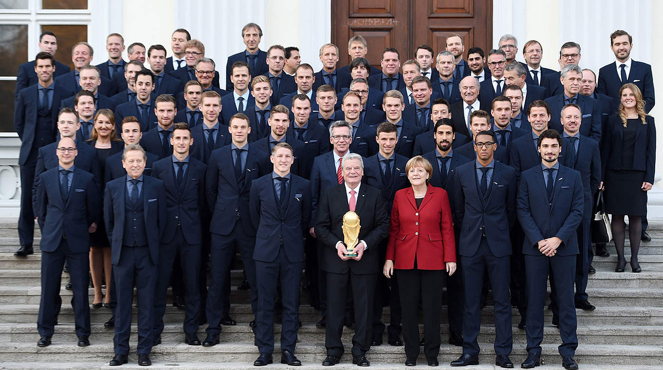 Ehre, wem Ehre gebührt: DFB-Team mit Silbernem Lorbeerblatt beim Bundespräsidenten © GES/Markus Gilliar