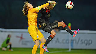 Hart zur Sache: ging es im U16-Länderspiel der Frauen zwischen England und Deutschland © 2014 Getty Images