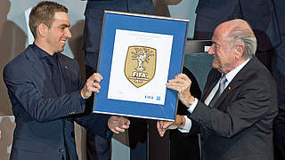 Von Blatter (r.) an Lahm: das FIFA-Weltmeisterschaftsabzeichen © GES/Markus Gilliar