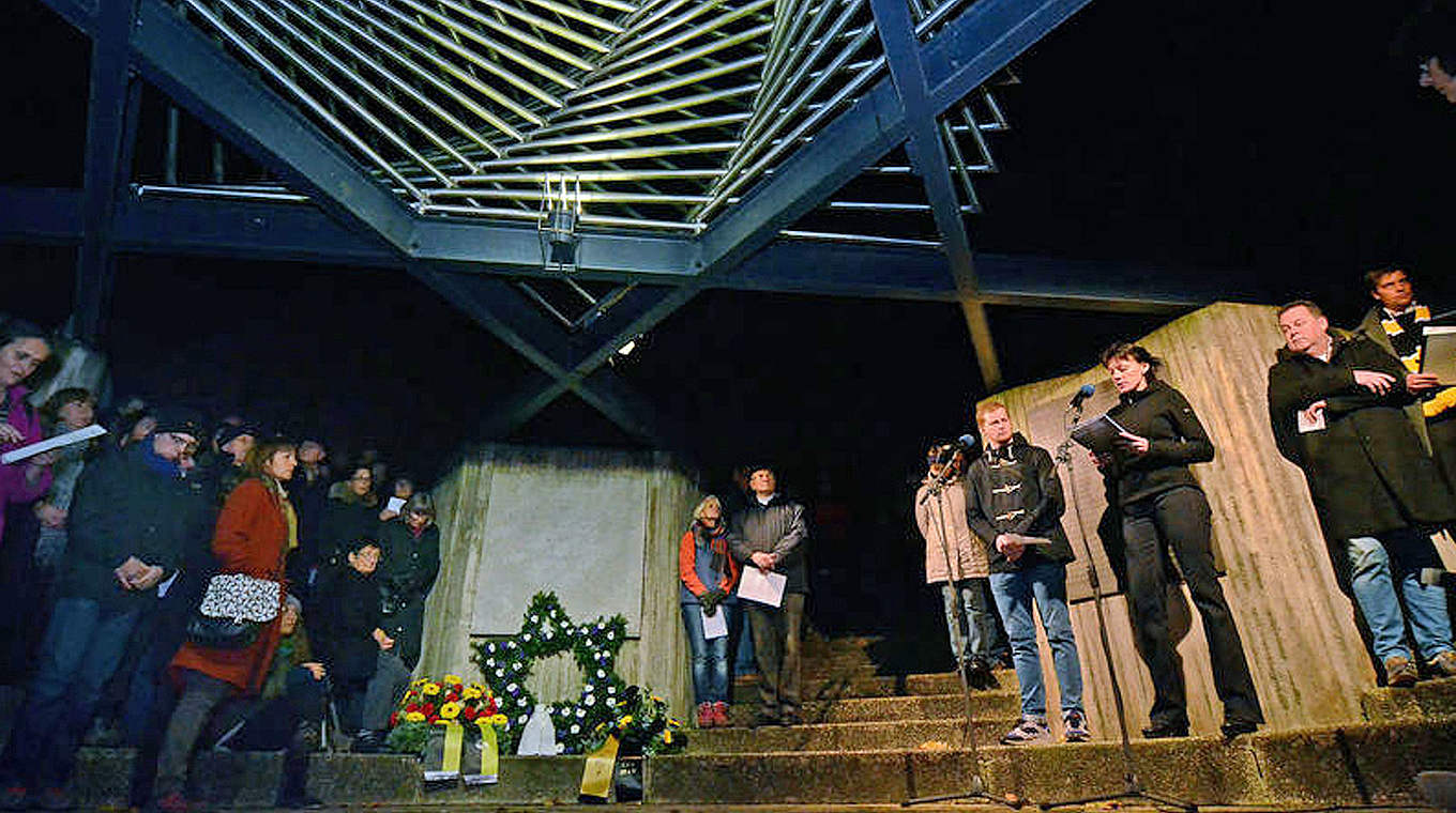 Enthüllung einer Gedenktafel für Ludolf Katz: Fans des SC Göttingen © Christina Hinzmann/Göttinger Tageblatt