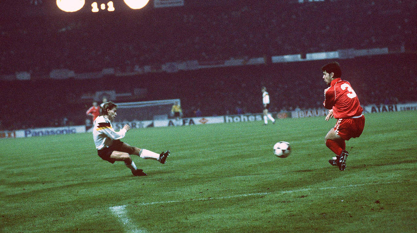 Das Tor zur WM 1990: Thomas Häßler (l.) trifft 1989 in Köln zum Heimsieg gegen Wales © imago