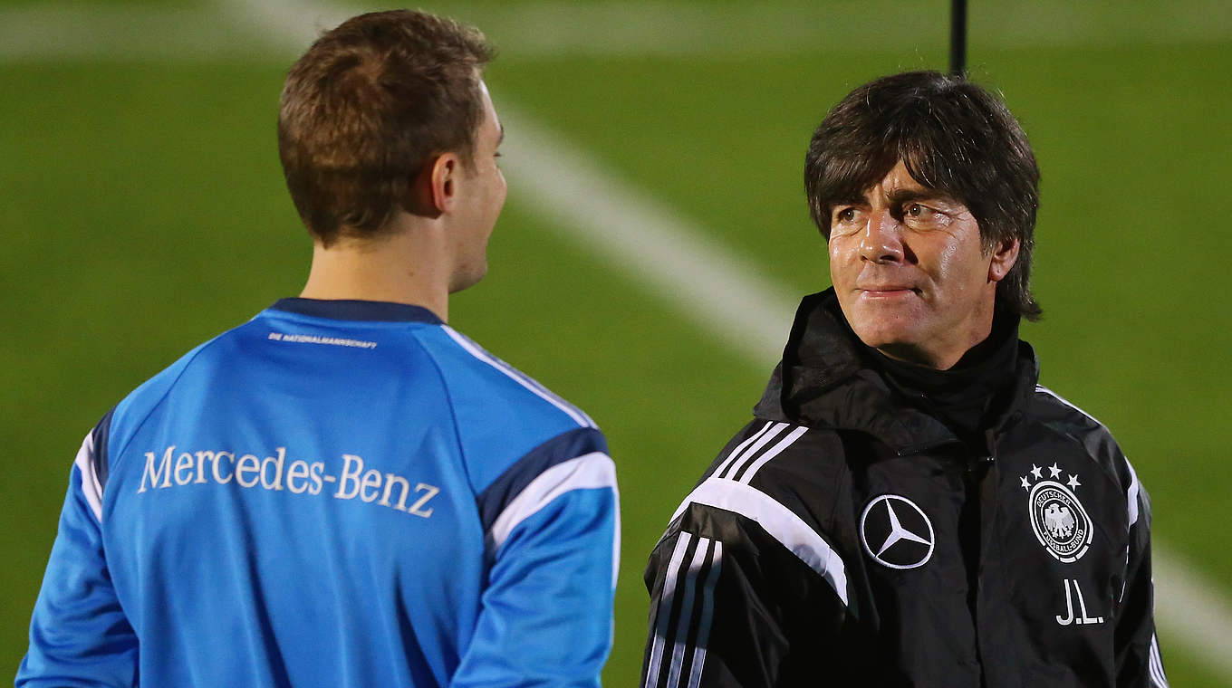 Joachim Löw chats with his goalkeeper Manuel Neuer © 2014 Getty Images