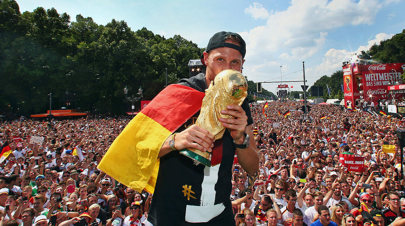 Höwedes with the World Cup at the fan park in Berlin © 2014 Getty Images