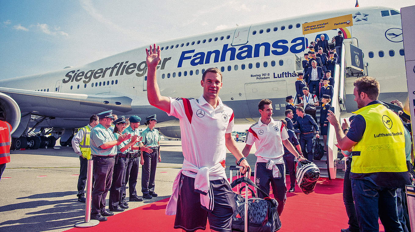 Die Sieger und der "Siegerflieger": Manuel Neuer und Co. landen in Berlin © Paul Ripke
