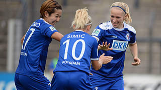 Gratulation zu Tor und Votingsieg: Pauline Bremer (r.) von Turbine Potsdam © Jan Kuppert